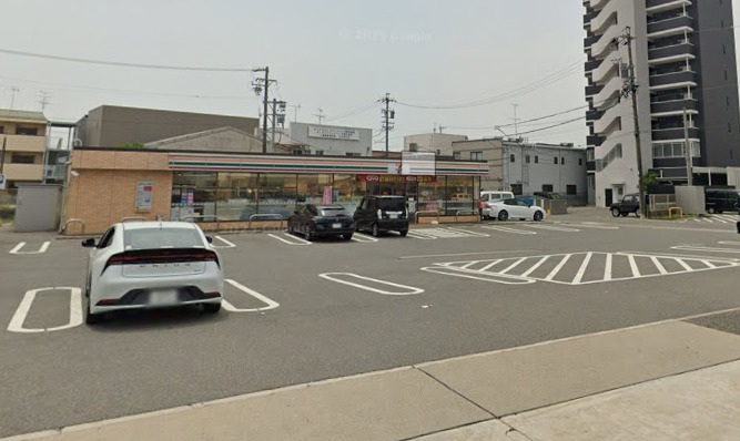 コンビニ　セブンイレブン 名古屋草平町店（コンビニ）まで124m