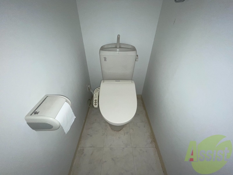 トイレ　トイレは温水洗浄便座になっておりこれが好きな方は多いですね。