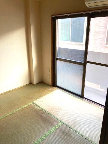 居室・リビング　※写真は別室です