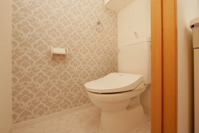 トイレ　落ち着いた色調のトイレです