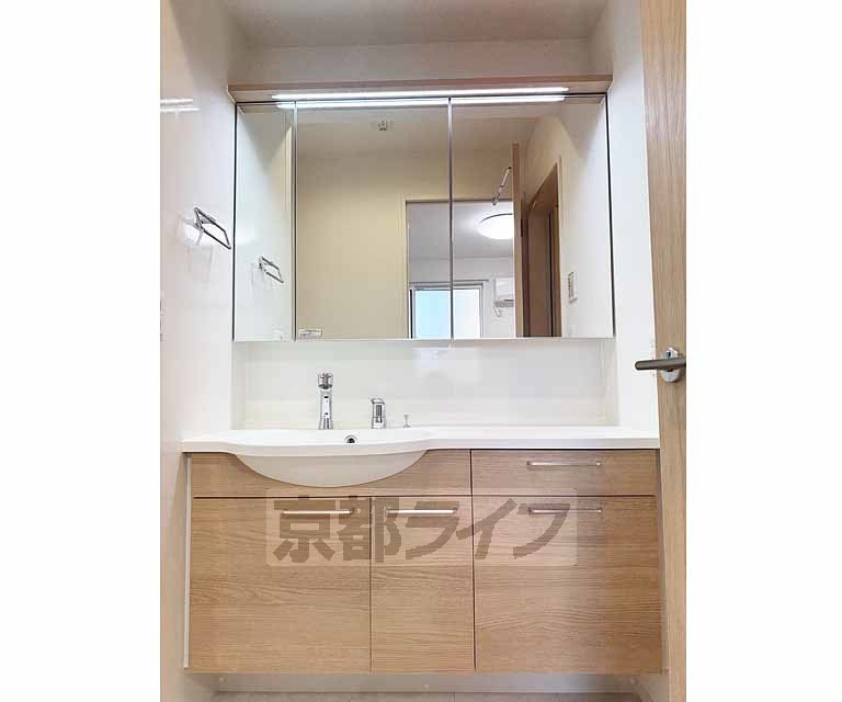 洗面設備　大きな鏡のある洗面台です・