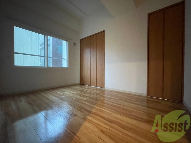 その他部屋・スペース　寝室はこちらです。光が差し込む、温かみのあるお部屋です。