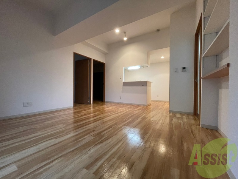 居室・リビング　日当たりが良くて心地よく過ごせそうなお部屋です。