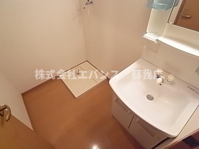 洗面設備　明るい洗面所です