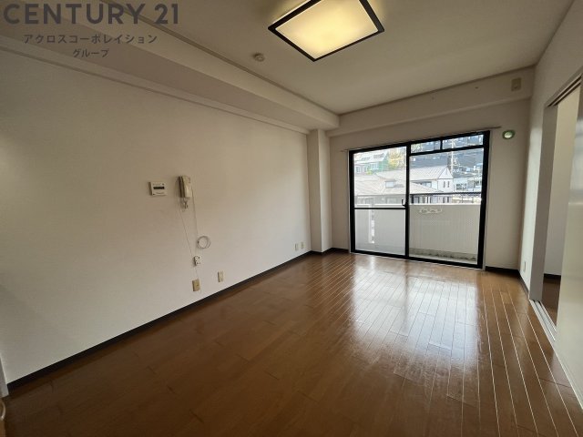 居室・リビング　床色が落ち着いた色合いで綺麗です♪