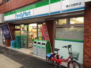 コンビニ　ファミリーマート 勝どき駅前店（コンビニ）まで54m