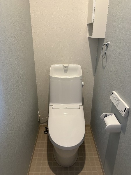 地下鉄東西線 二条城前駅 徒歩4分 2階建 築1年のトイレ写真
