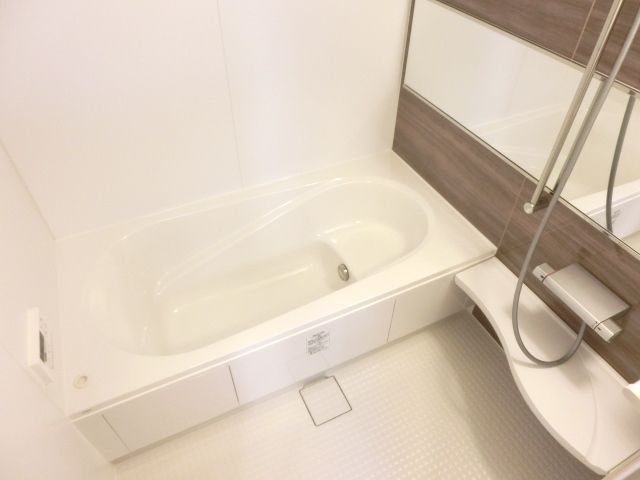 バス・シャワールーム　広いバスルームです