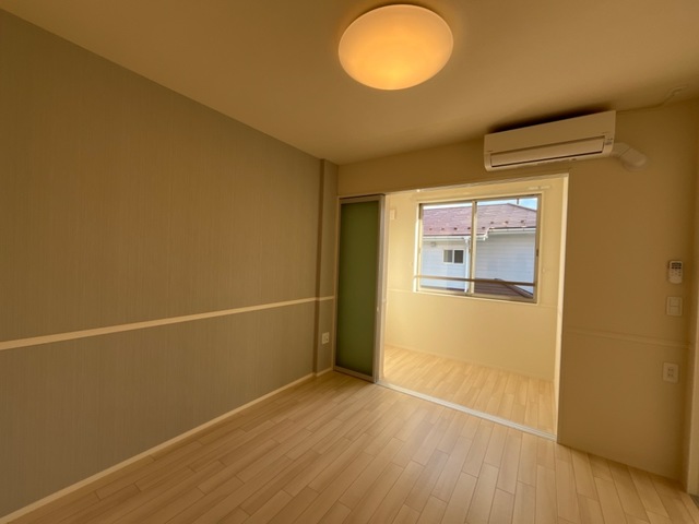 小山市千駄塚 新築アパートの居間写真