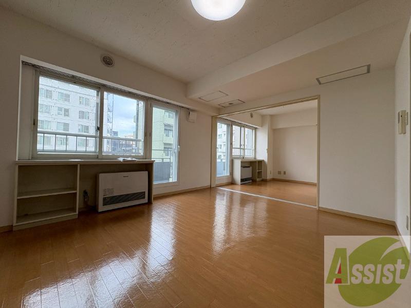 居室・リビング　日当たりが良くて心地よく過ごせそうなお部屋です。