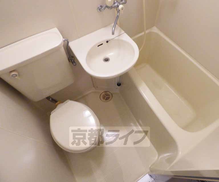 バス・シャワールーム　広々とした浴室です。