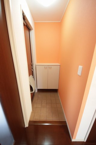 玄関　※同タイプの別の部屋の写真です。
