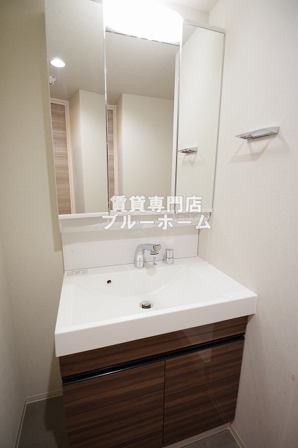 洗面設備　三面鏡独立洗面台！