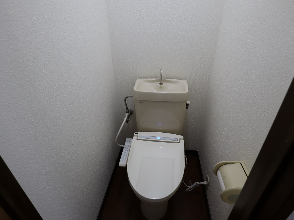 トイレ　嬉しいウォシュレット完備。