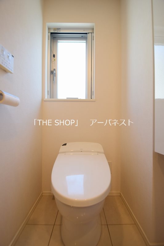 トイレ　タンクレストイレ・小窓あり