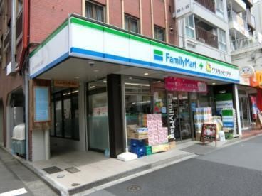 ドラックストア　ファミリーマート＋クスリのヒグチ中野坂上西店（ドラッグストア）まで250m