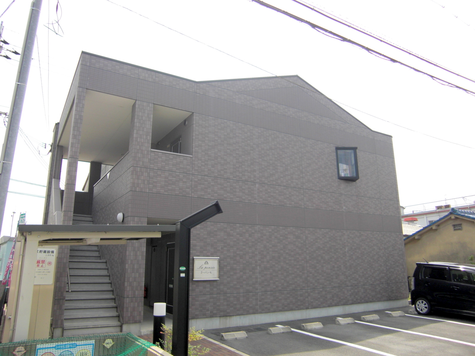 建物外観　南向きの建物です。