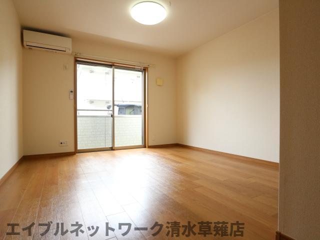 居室・リビング　こちらの居間で趣味の時間をお楽しみください