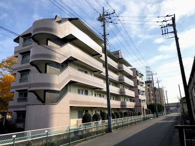 伊勢崎市東本町のマンションの建物外観