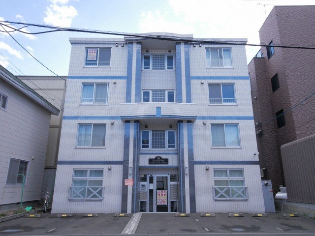 札幌市東区北二十四条東のマンションの建物外観