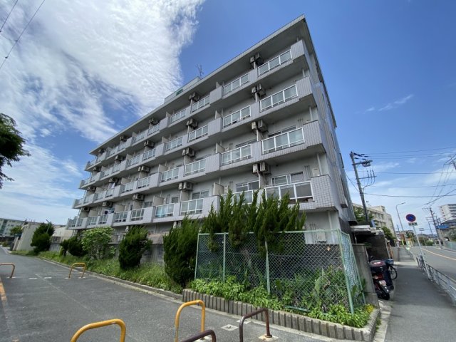 大阪市東淀川区井高野のマンションの建物外観