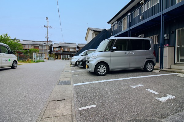 【ミンミンハイツの駐車場】