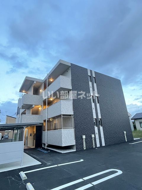 袋井市上山梨のマンションの建物外観