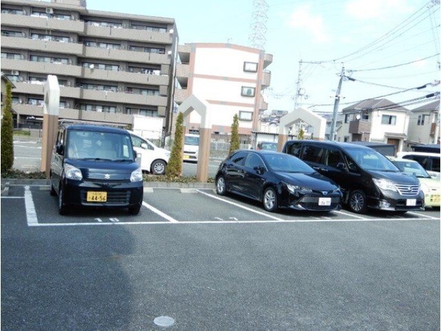 【枚方市津田駅前のマンションの駐車場】