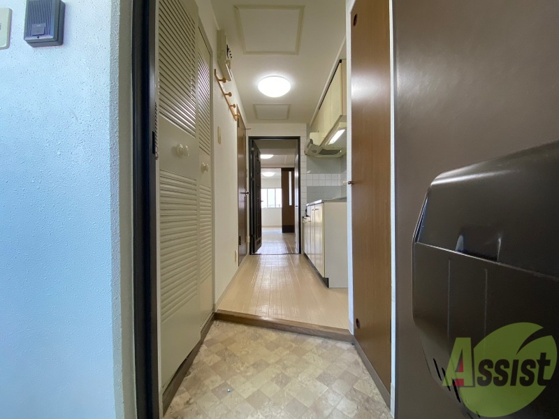 玄関　玄関です。すぐ広いリビングにつながっています。