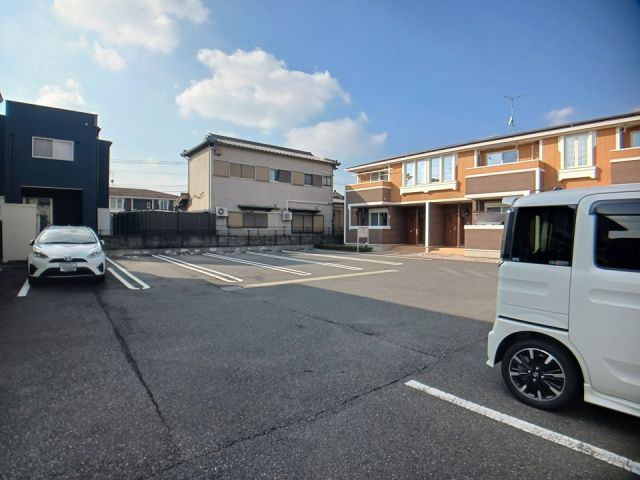 【直方市大字感田のアパートの駐車場】