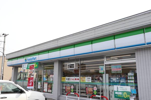 コンビニ　ファミリーマート赤平店（コンビニ）まで799m