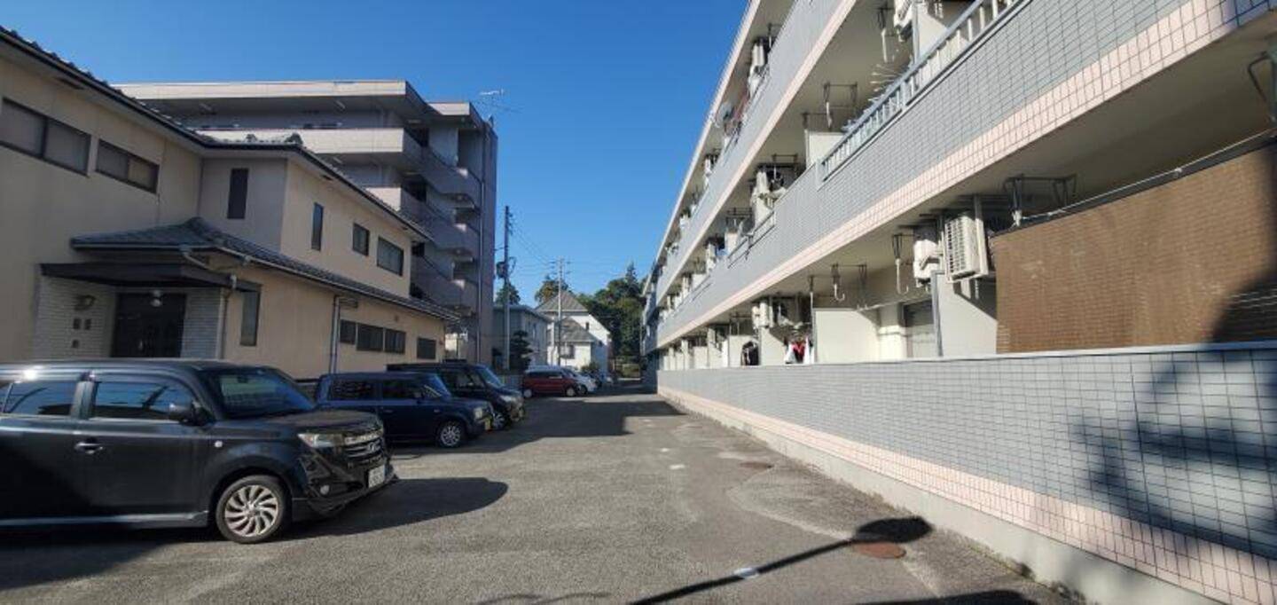 【松山市福音寺町のマンションの駐車場】