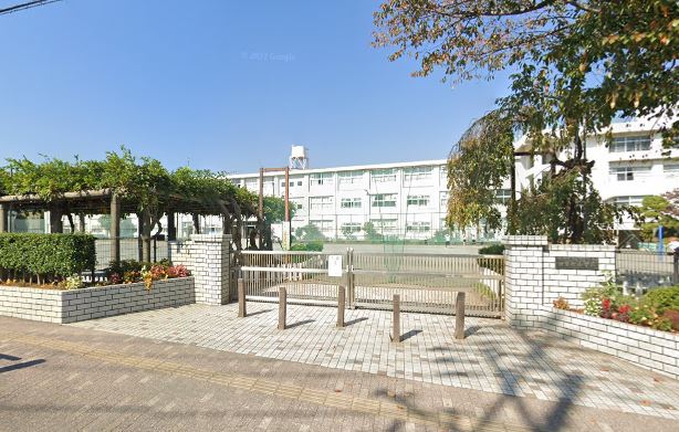 【伊勢原市伊勢原のマンションの小学校】