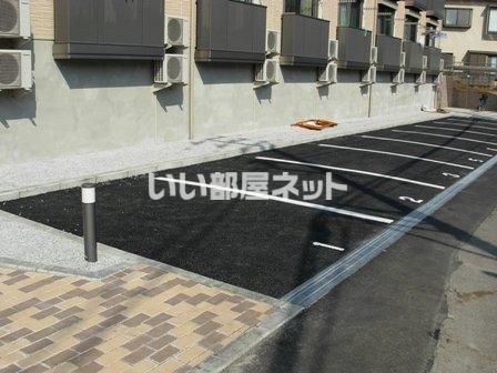 【八王子市左入町のアパートの駐車場】