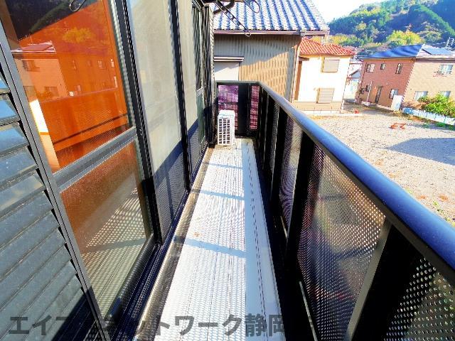 【静岡市駿河区丸子のアパートのバルコニー】