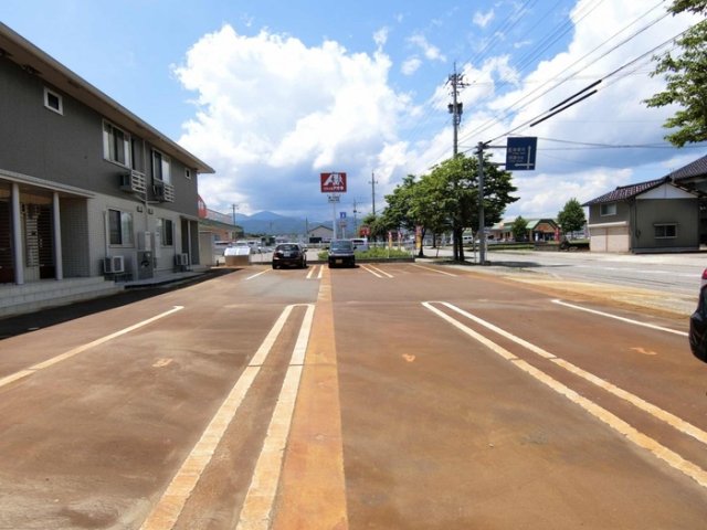 【南砺市野田のアパートの駐車場】