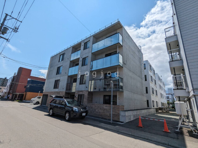 札幌市豊平区平岸三条のマンションの建物外観