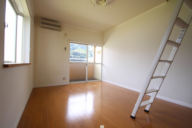 居室・リビング　同物件、別号室のものです。