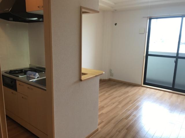 居室・リビング　キッチンから洋室