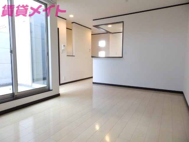 居室・リビング　同物件別室の画像です