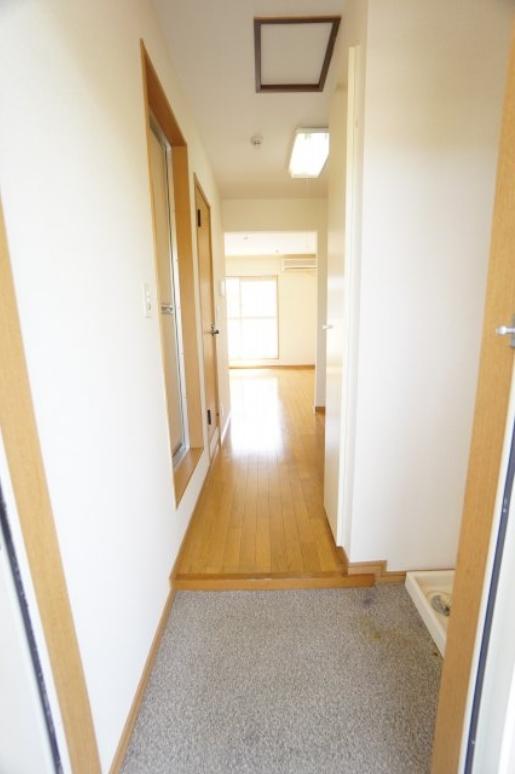 玄関　※同物件・反転タイプの写真です。