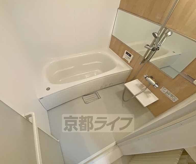 バス・シャワールーム　ゆったり浸かれるお風呂です。