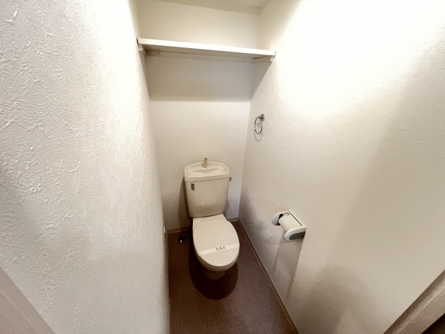トイレ　同物件別号室の写真です。