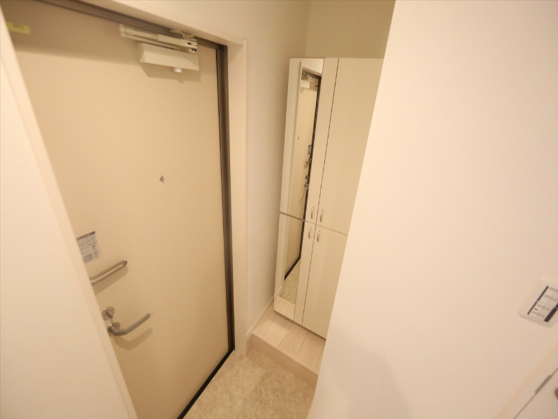 玄関　玄関　シューズボックス付（姿鏡付き）