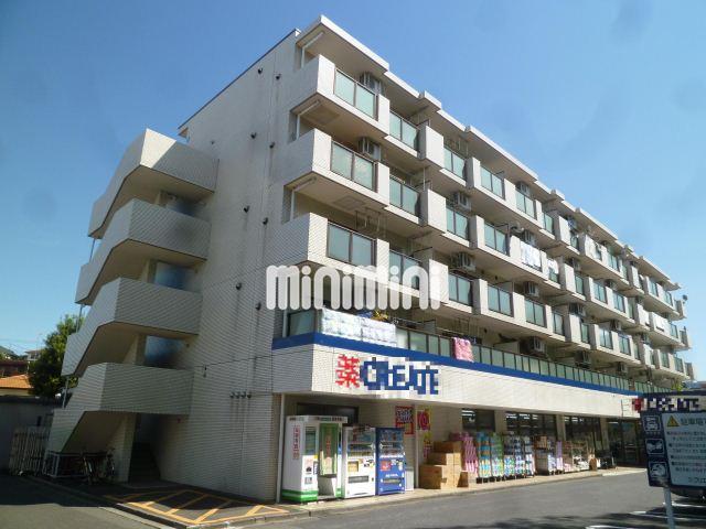 建物外観　１階はドラッグストアです