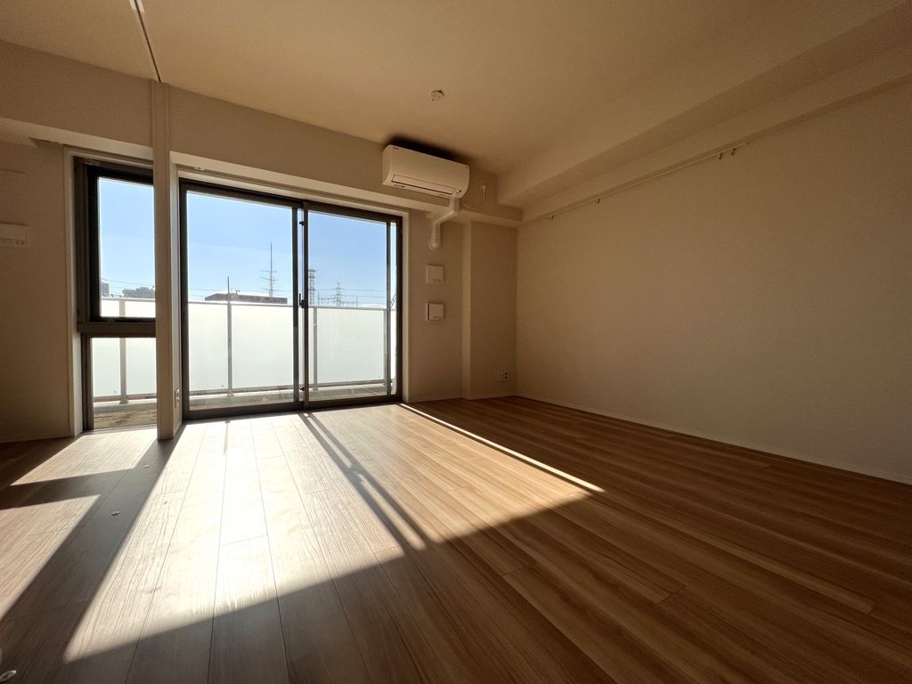 居室・リビング　別方向から見たリビングダイニング