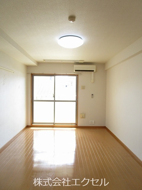 居室・リビング　エアコン完備の築浅で綺麗なお部屋です。