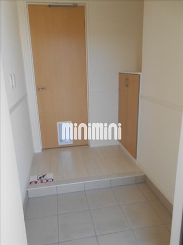 玄関　玄関には下駄箱もあります