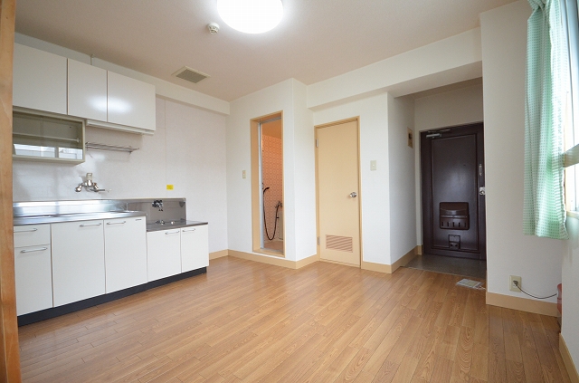 居室・リビング　※同建物・別号室の写真です