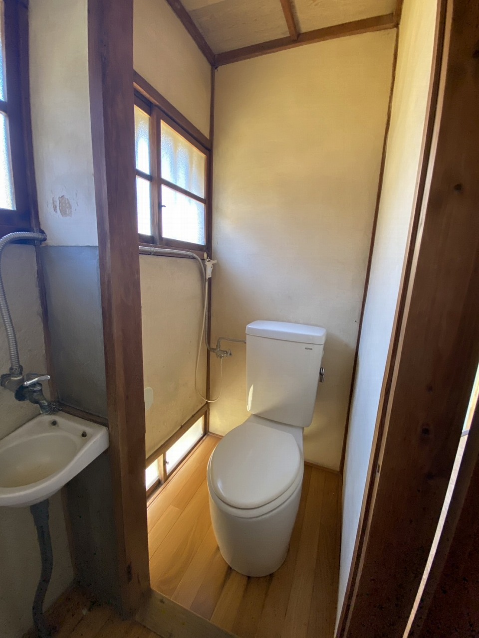 トイレ　トイレは簡易水栓となります。